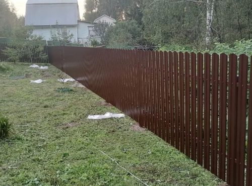 Забор из евроштакетника шоколадный Эконом